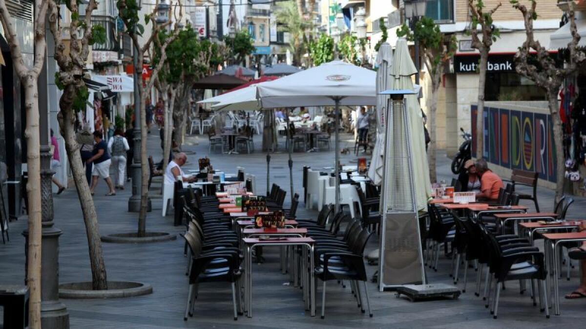 Inspectores municipales visitan más de 500 establecimientos de hostelería de Benidorm por la campaña de regularización de sillas y mesas