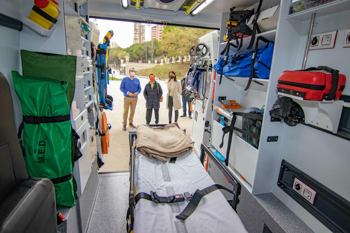 La Asamblea Local de Cruz Roja Benidorm presenta su nueva ambulancia