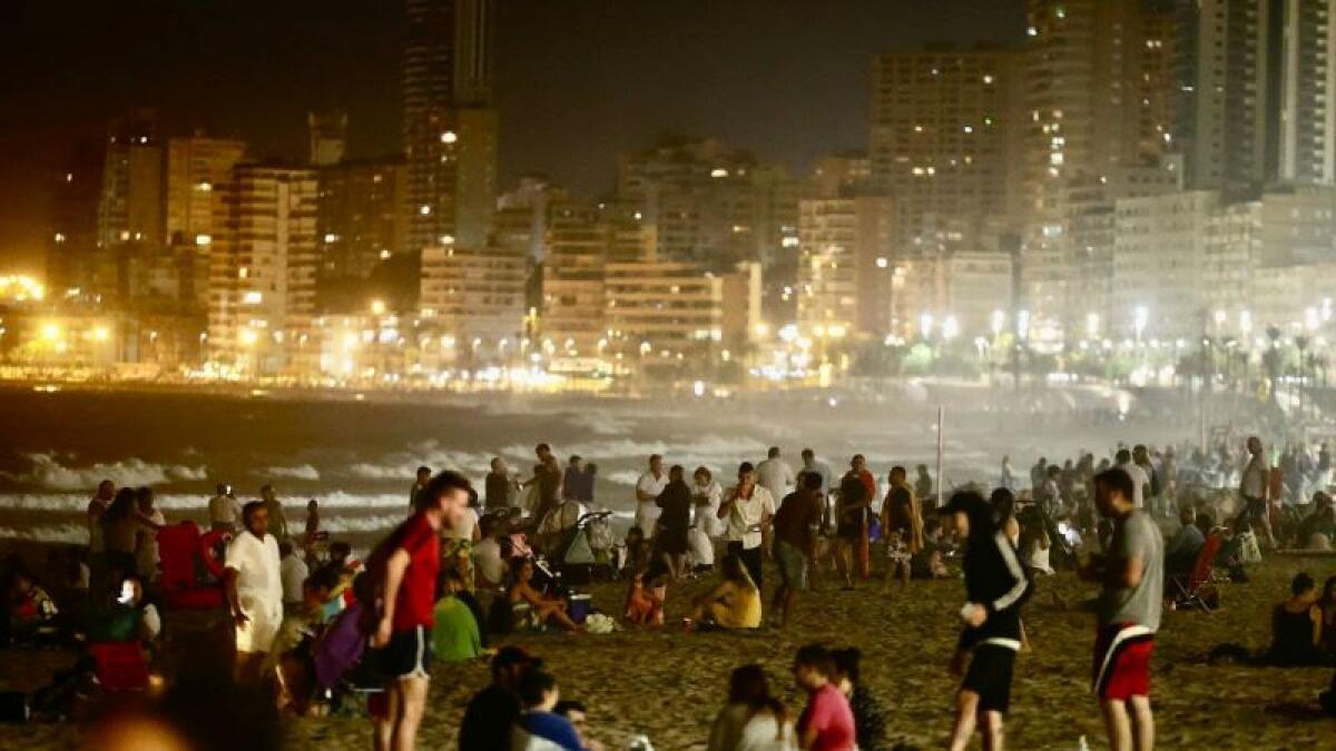 Cientos de personas festejan en las playas de Benidorm la Nit de Sant Joan