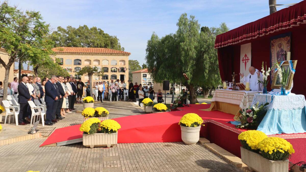 Visitas multitudinarias a los cementerios de Benidorm con motivo de la celebración de Todos los Santos 