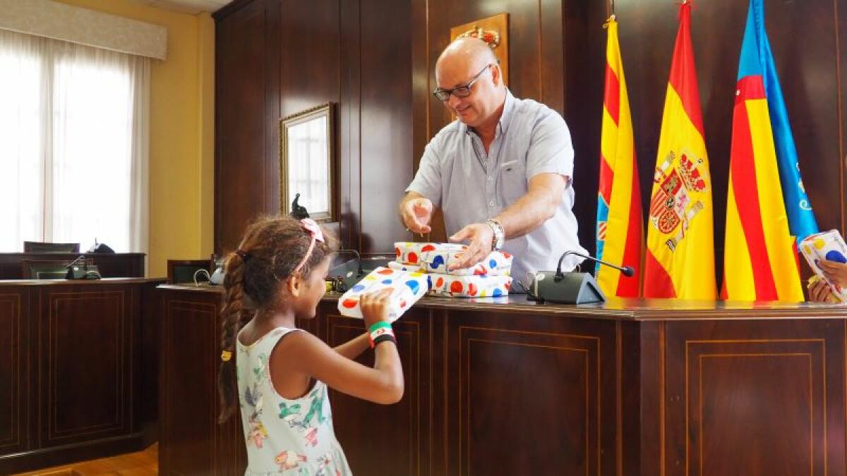 El alcalde recibe a los niños y niñas saharauis que han pasado el verano en la Vila Joiosa