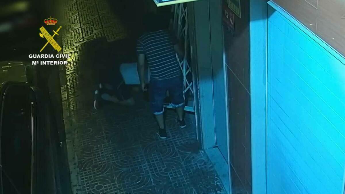 La Guardia Civil detiene a los autores de una oleada de robos en establecimientos de Torrevieja.