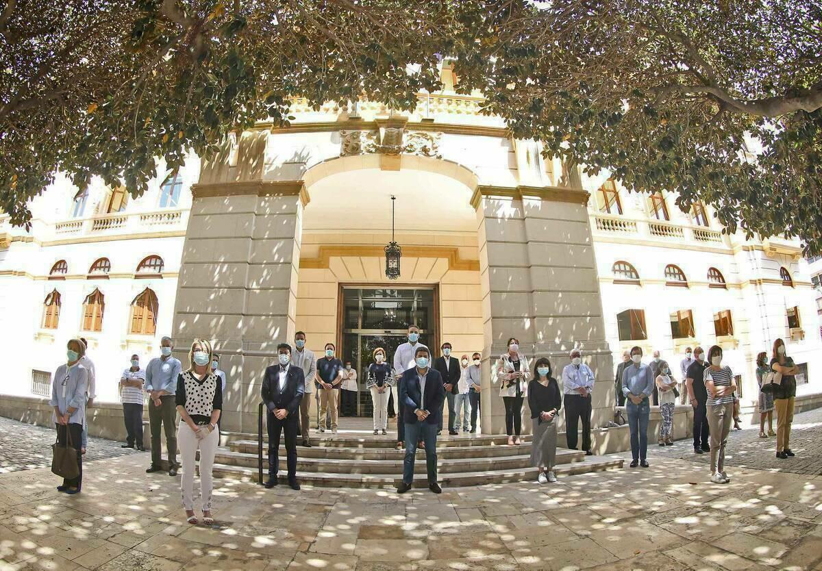 La Diputaci&oacute;n de Alicante guarda un minuto de silencio.