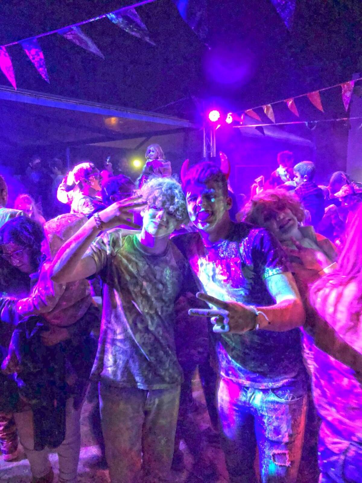 Más luz negra y polvos fluorescentes para que la fiesta Holiween de Terra Natura Benidorm brille como nunca