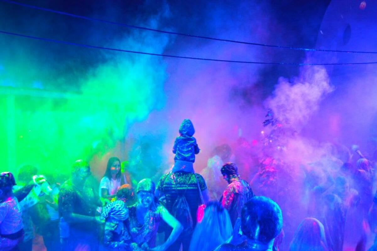 Más de 200 kilos de polvos de colores fluorescentes iluminarán Terra Natura Benidorm en su fiesta Holiween