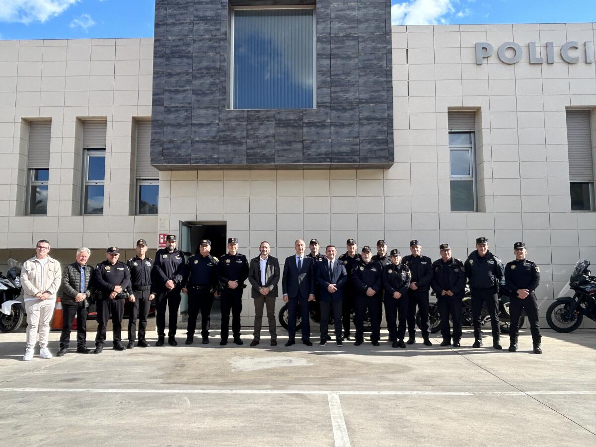 Juan Carlos Valderrama visita la Central de Polic&iacute;a Local de La Nuc&iacute;a