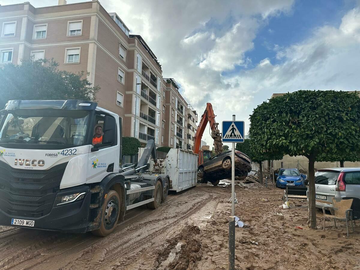 La Nucía solidaria con Servicios Técnicos y Camiones en la zona cero de la DANA