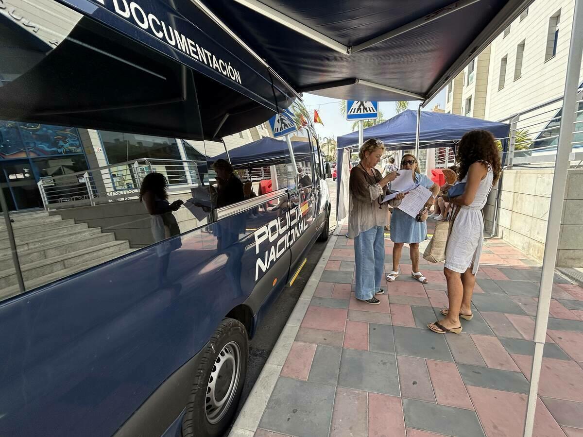La Oficina Itinerante del DNI atiende a 60 personas en La Nuc&iacute;a