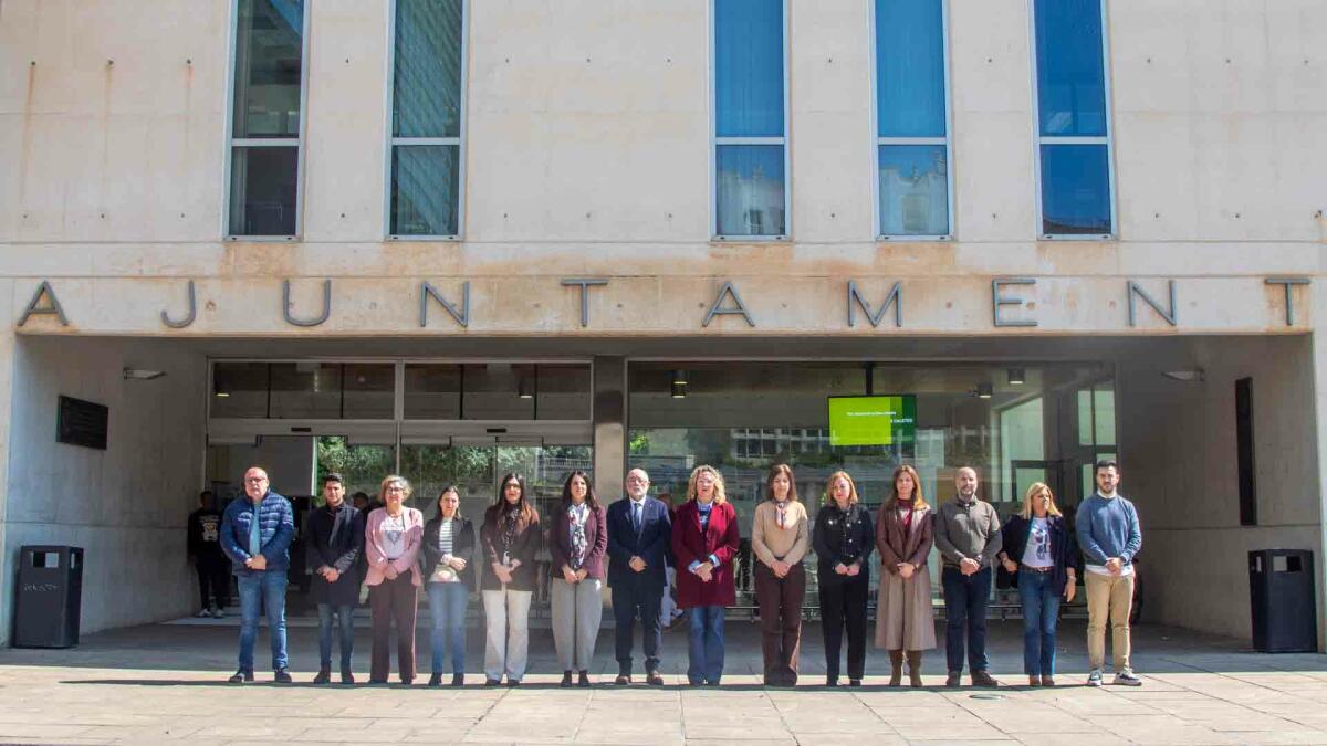 El Ayuntamiento guarda un minuto de silencio para condenar el &uacute;ltimo crimen de violencia vicaria cometido en Torrevieja 