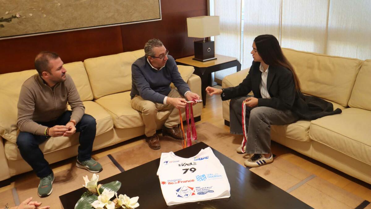 Toni Pérez recibe a la benidormense Anne Armas, subcampeona absoluta de Europa de Cable Ski en la modalidad de Wakeskate 