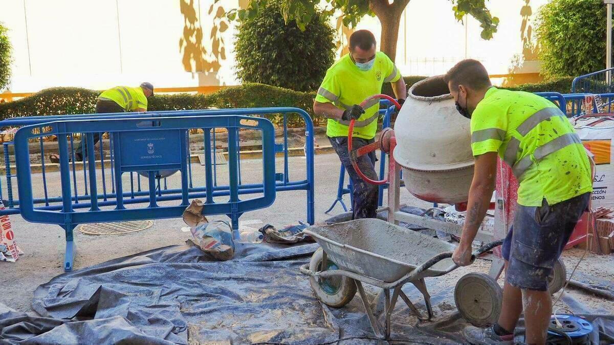 Servicios T&eacute;cnicos de la Vila Joiosa renueva un tramo de acera de la Avenida dels Germans Aragon&eacute;s i Urrios