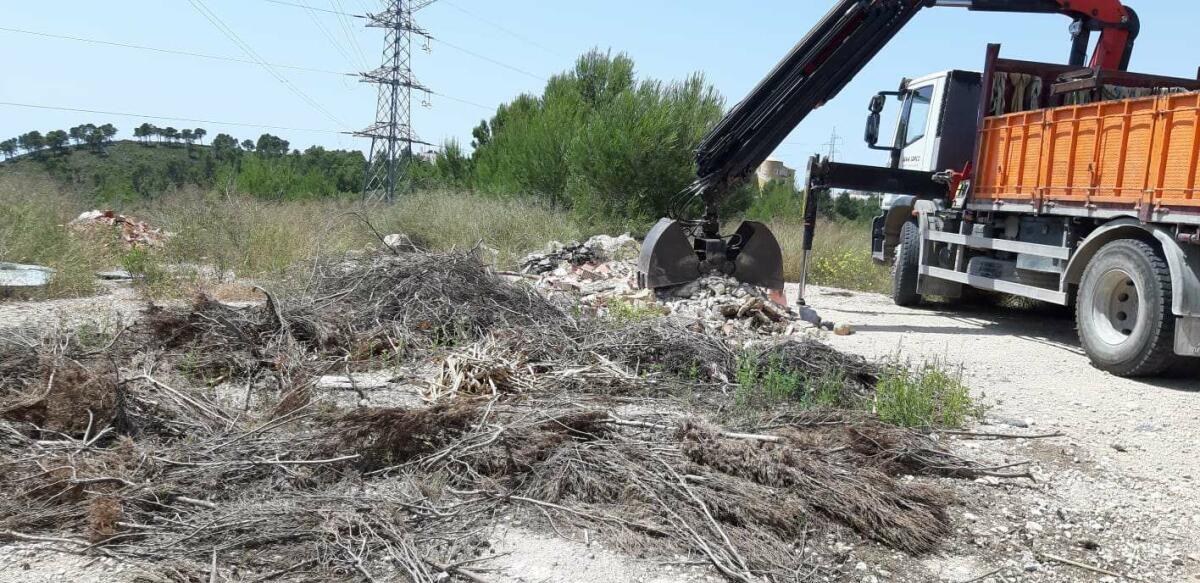 El Ayuntamiento de La Nucía retira los vertidos de la Urb. Convent de les Monges