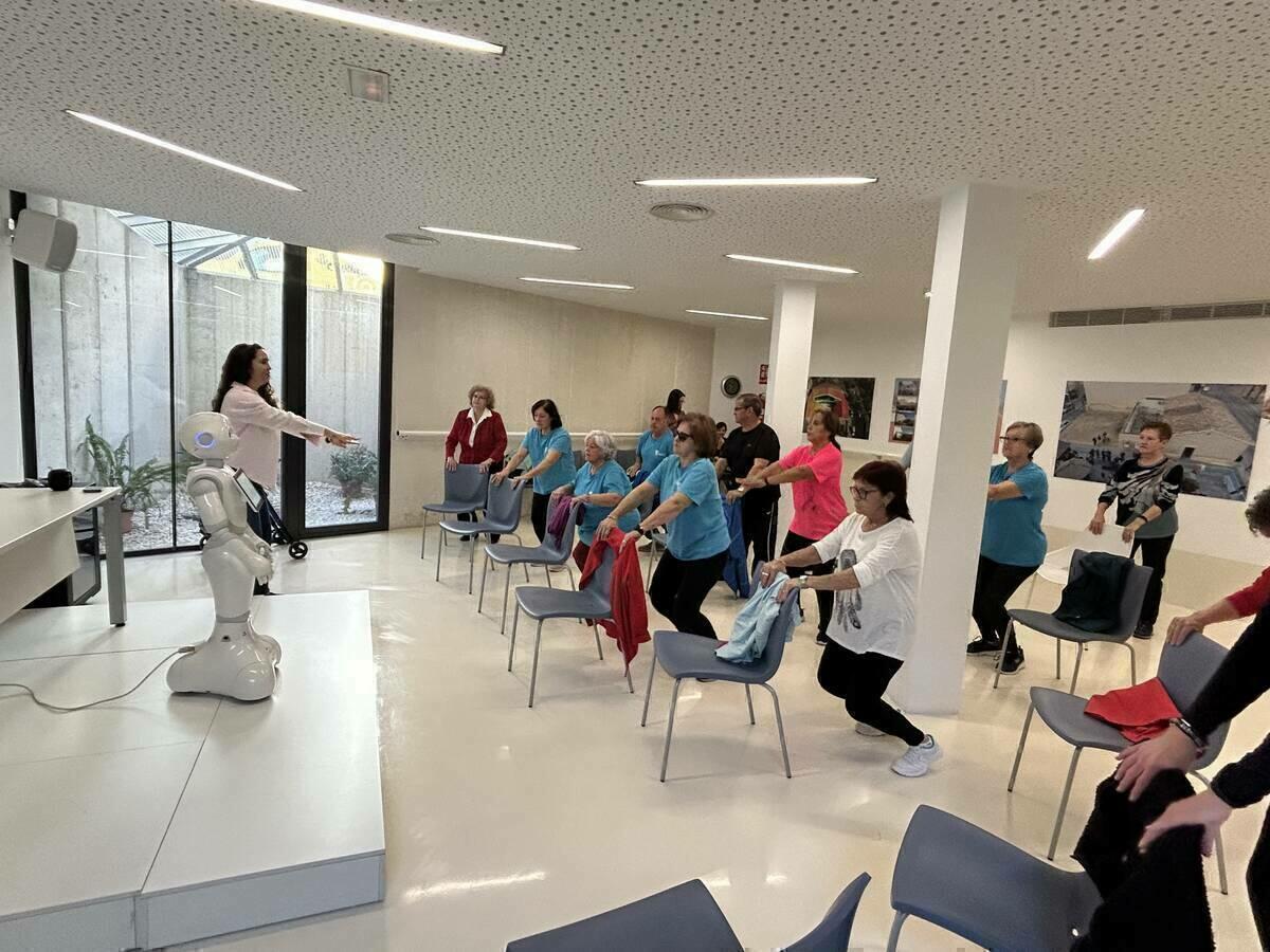 El robot “Pepper” da clases de gimnasia a las mayores nucieras 