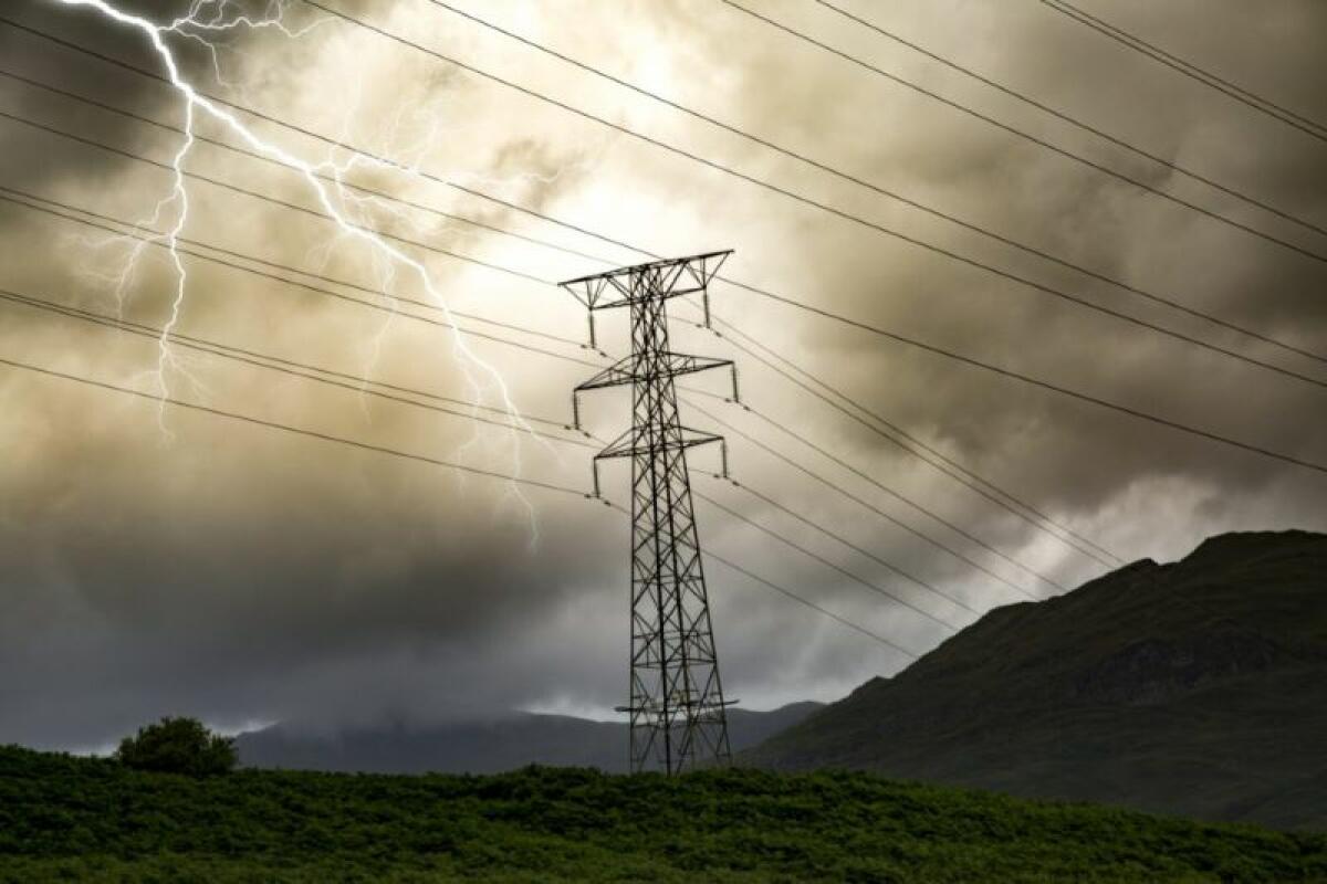 Un rayo cae sobre un tendido eléctrico y crea un nuevo material