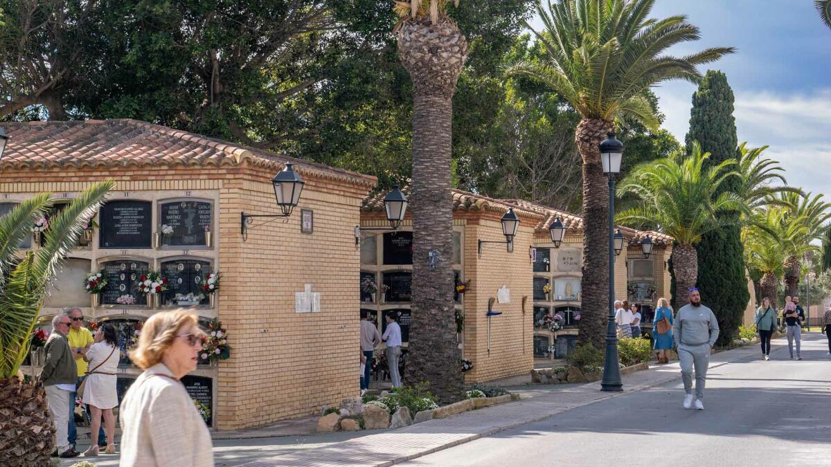 Cementerios informa de los servicios y horarios especiales de autobús con motivo de Todos los Santos