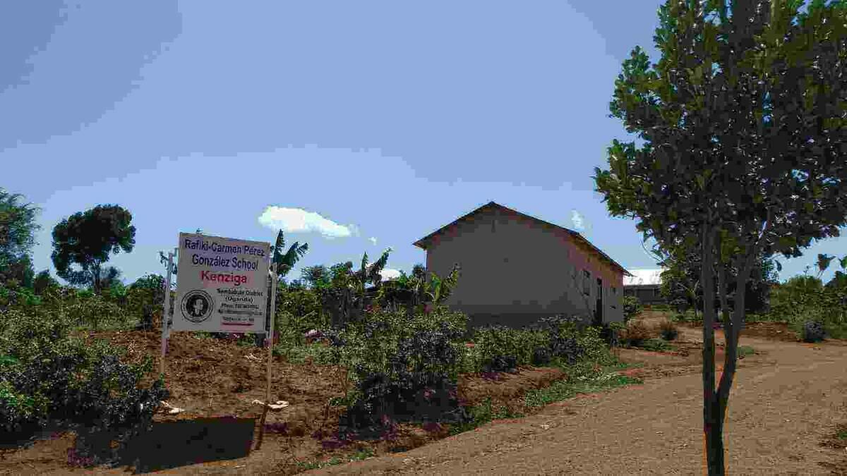 El Colegio Internacional Lope de Vega dona una furgoneta al  Colegio “Rafiki- Carmen Pérez González” de Uganda para el traslado de niños