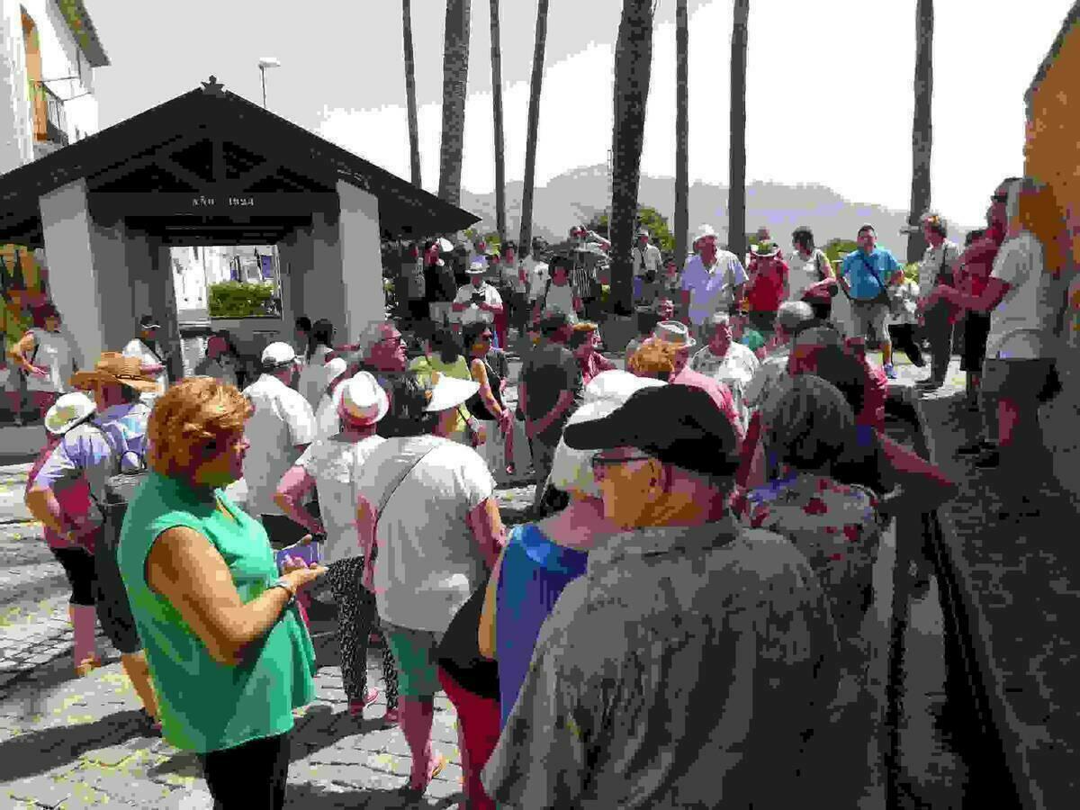 250 personas &ldquo;descubren&rdquo; La Nuc&iacute;a con los &ldquo;Viernes tur&iacute;sticos&rdquo; 