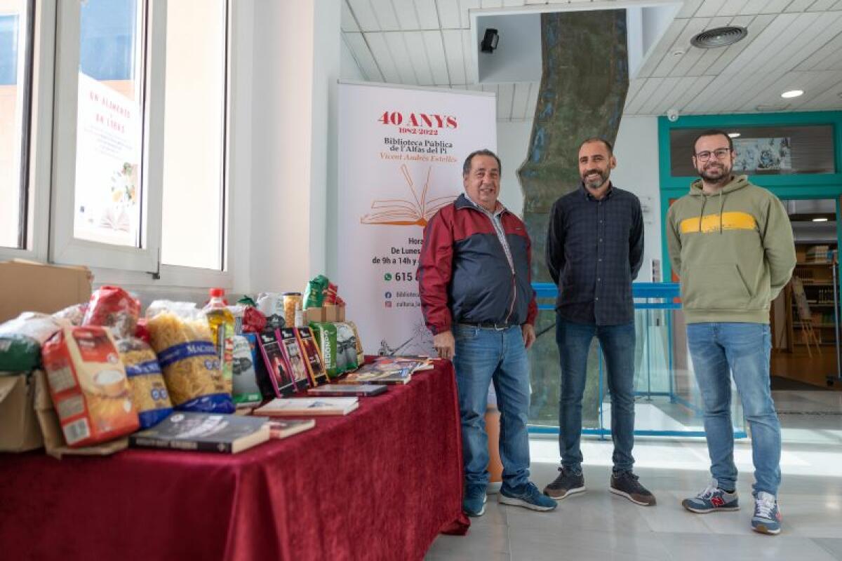 La biblioteca de l’Alfàs dona al Voluntariado los alimentos recogidos en la campaña ‘Un alimento, un libro’