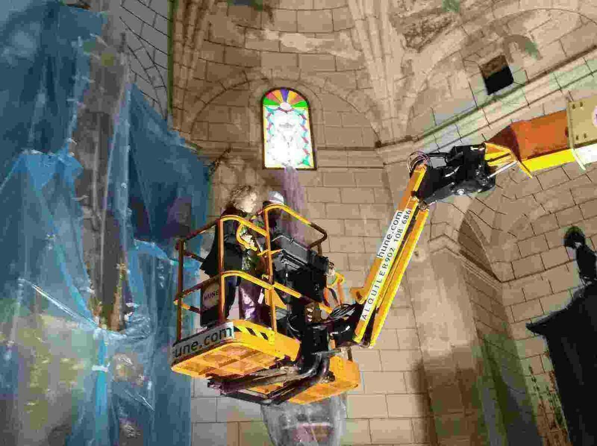 Ayuntamiento y Generalitat  visitan las policrom&iacute;as halladas durante las obras de la b&oacute;veda de la iglesia de la Asunci&oacute;n de la Vila