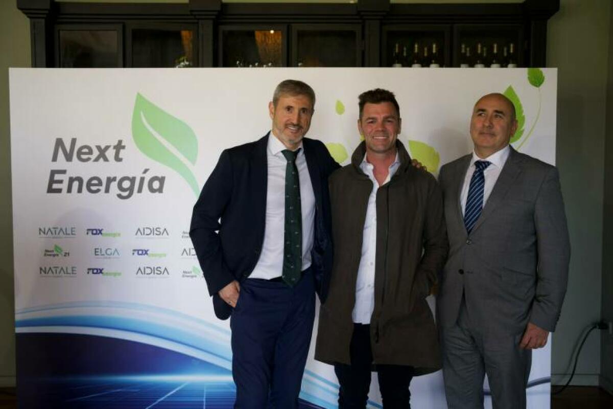 Next Energía 21, empresa de energía renovable alicantina, presenta su marca con Fonsi Nieto como embajador