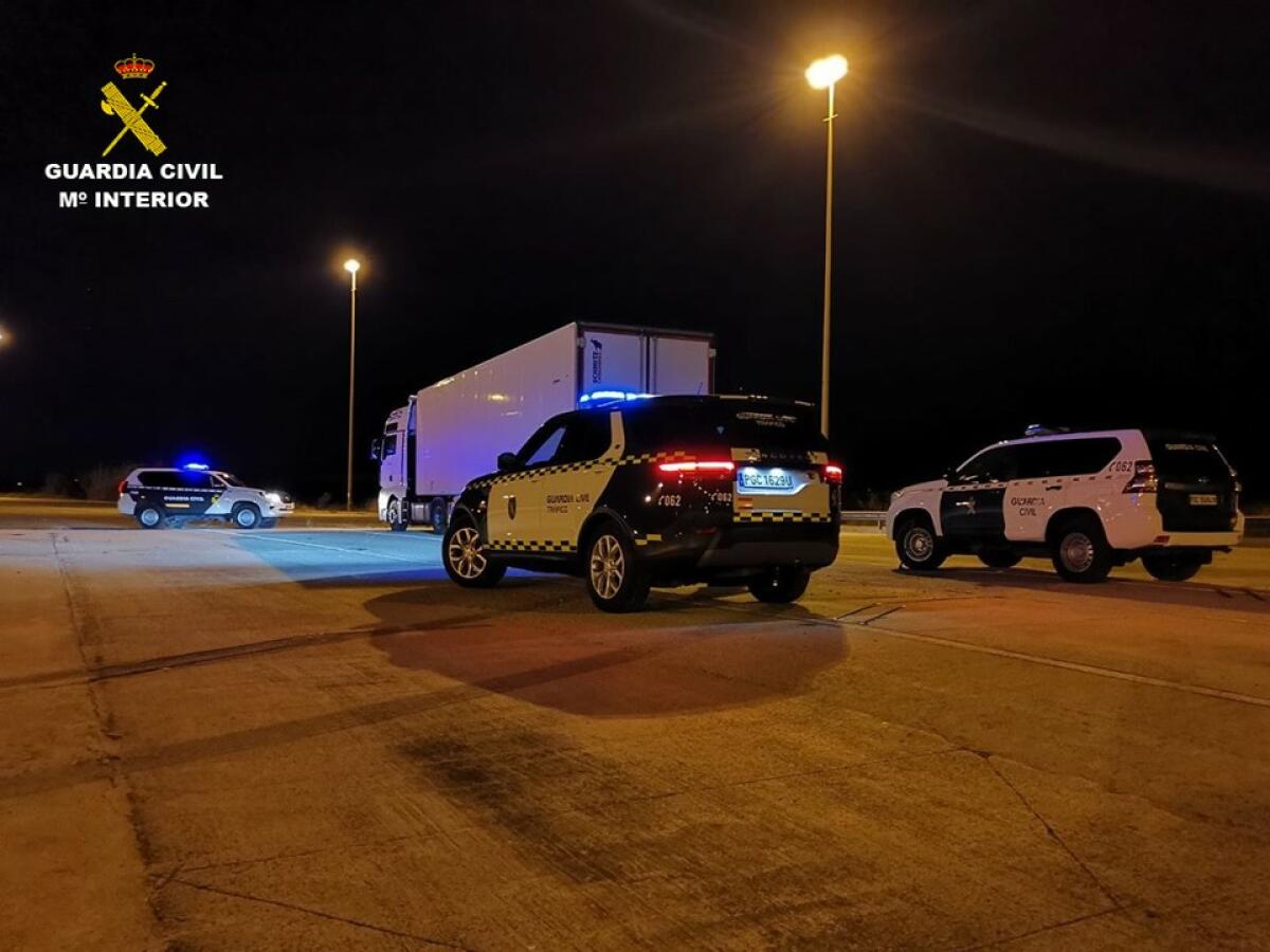 La Guardia Civil detiene a un camionero que provocó un accidente y se dio a la fuga