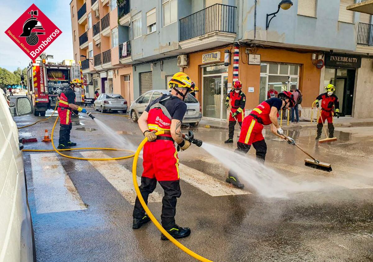 BOMBEROS EN LA DANA