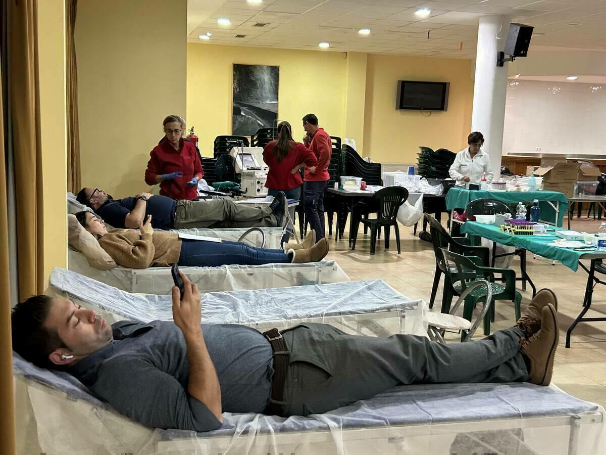 13 personas donaron sangre ayer en el Salón Social El Cirer