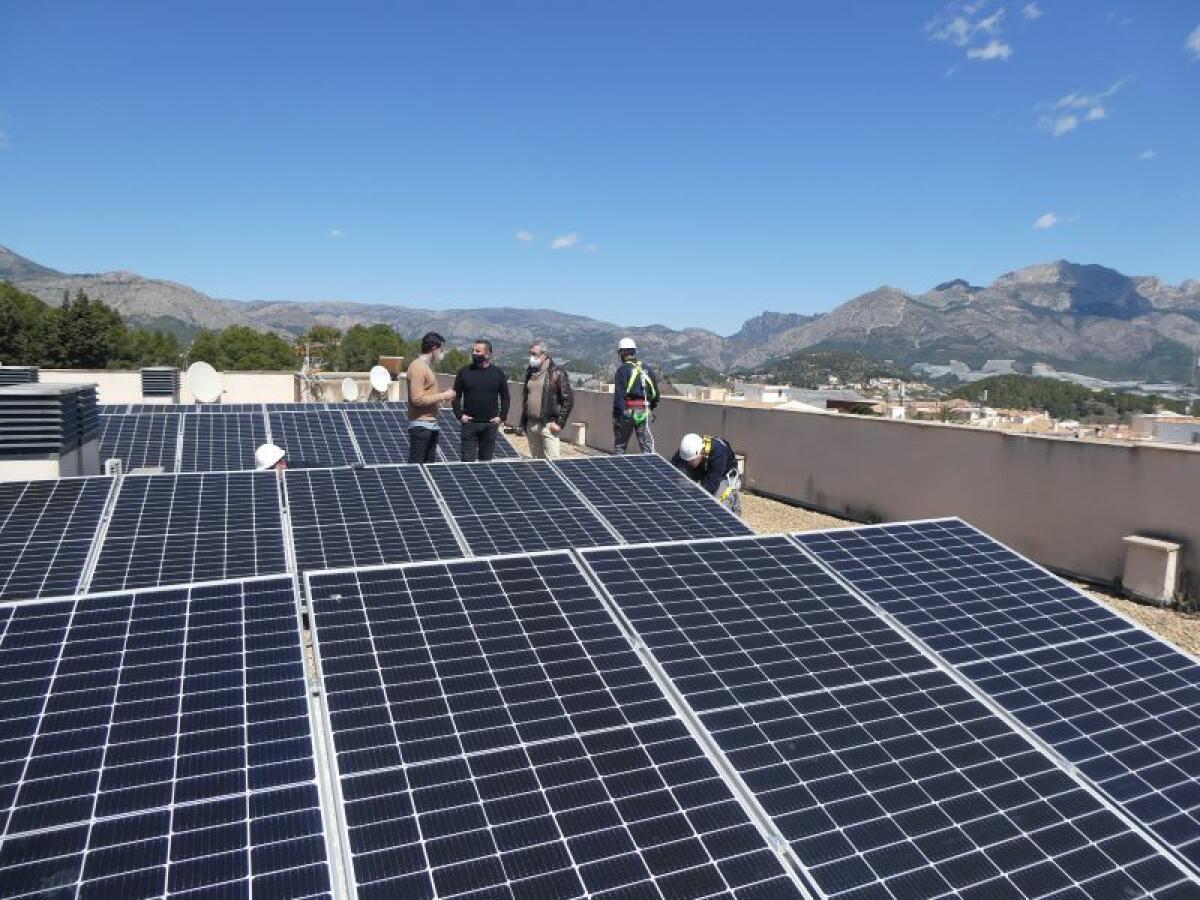 Las placas de energía solar del Centro Social Calvari entran en funcionamiento