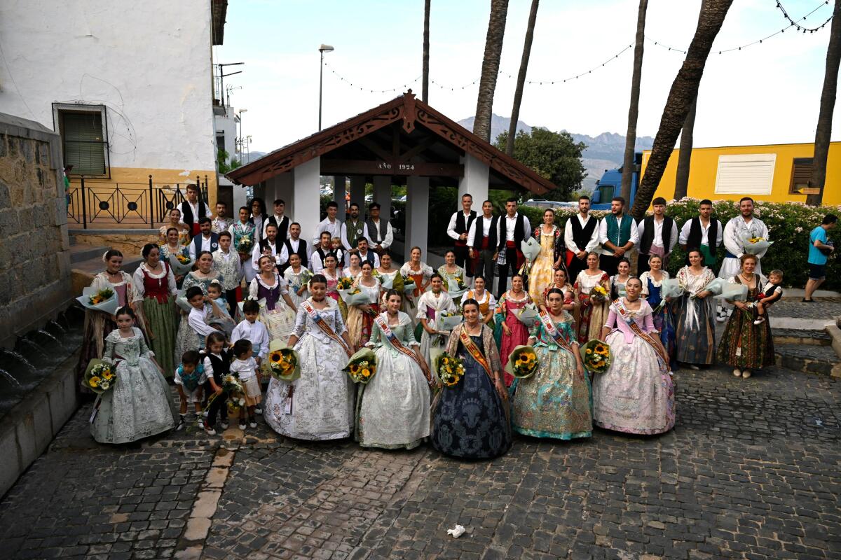 La Nuc&iacute;a se llen&oacute; de flores y trajes tradicionales en la Ofrenda de Flores
