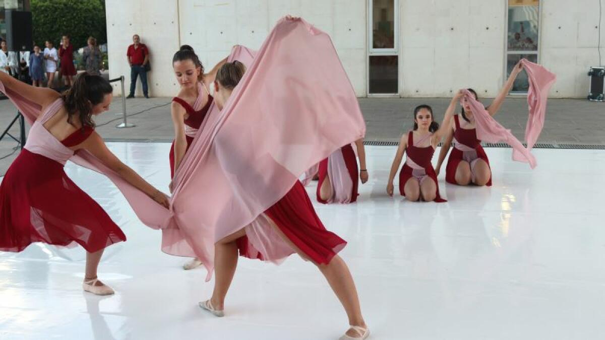 Las academias de danza locales y el Conservatorio ofrecieron ayer una exhibición como preludio al Festival Les Ones