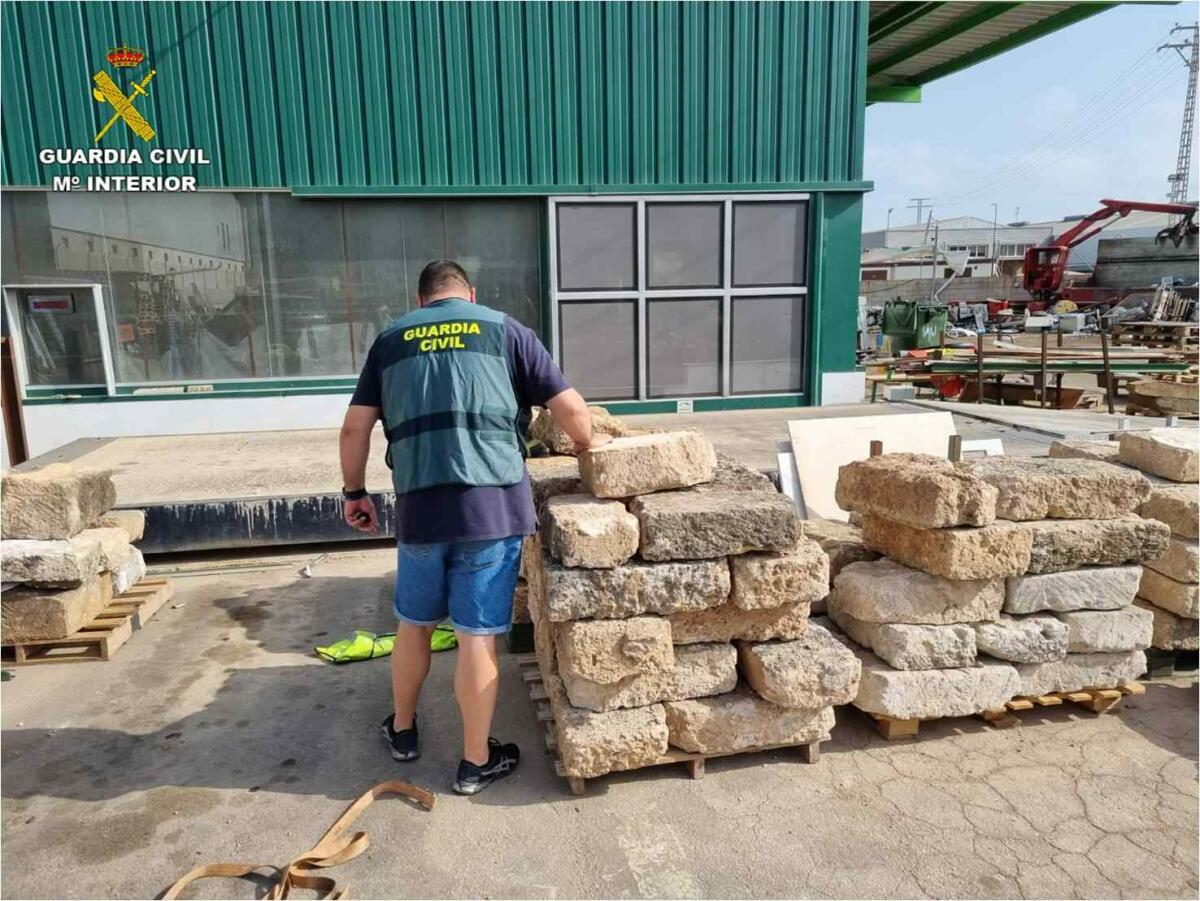 La Guardia Civil recupera 50 bloques de piedra tosca de Jávea en una chatarrería