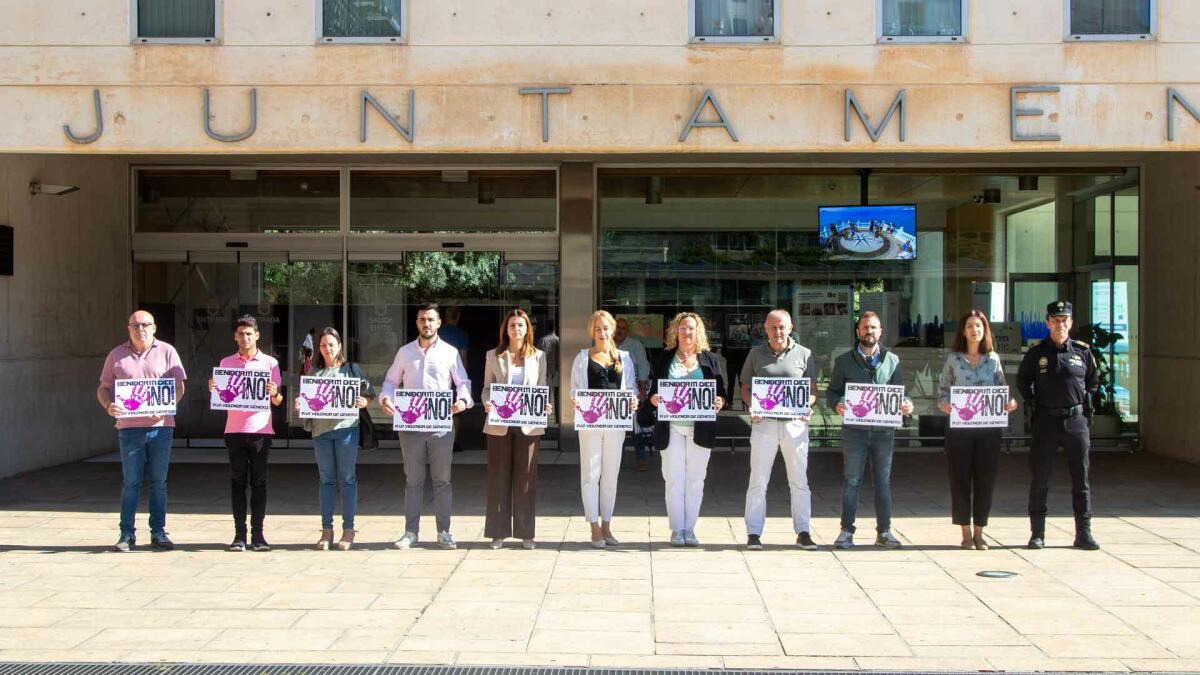 Benidorm guarda silencio para condenar el crimen machista de una mujer en Murcia