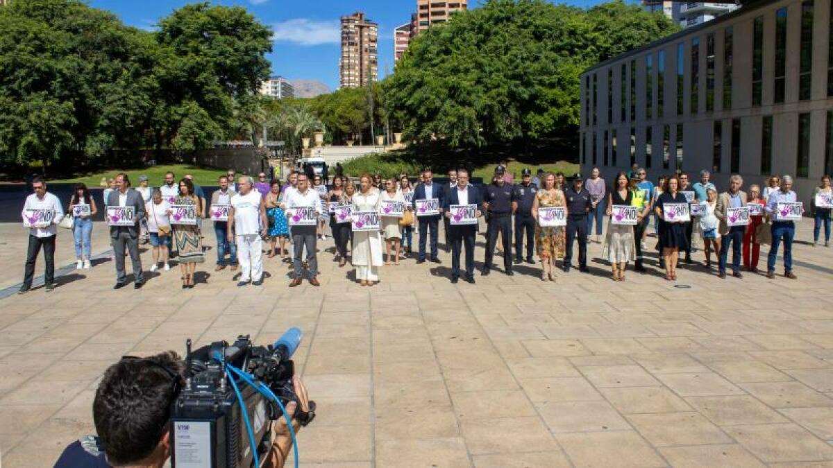 Benidorm condena el asesinato en la ciudad de una mujer de 67 años a manos de su marido con una concentración silenciosa