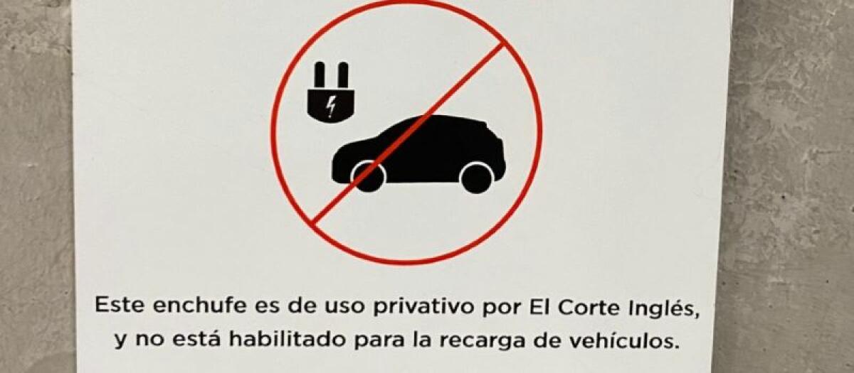 Los centros comerciales, en pie de guerra contra los clientes que cargan coches eléctricos en sus garajes