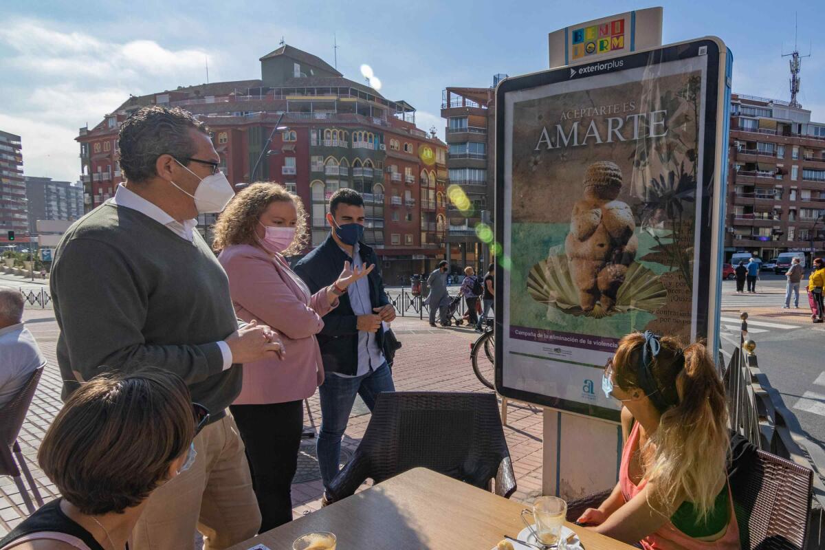 Los carteles contra la violencia de género del alumnado del IES Pere Mª Orts i Bosch llegan a las calles de Benidorm