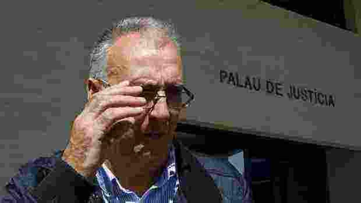 El PSOE mantiene como diputado con un sueldo de 49.900 euros a un tr&aacute;nsfuga con dos imputaciones