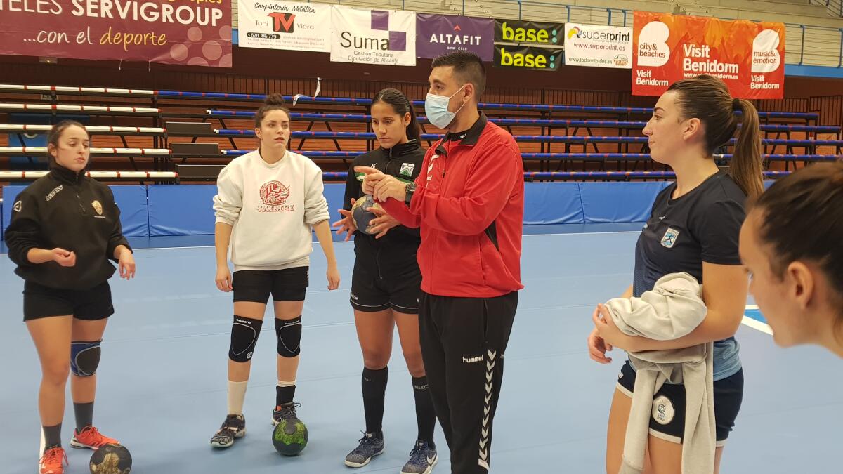 Cambios en los banquillos de diferentes equipos del Balonmano Benidorm