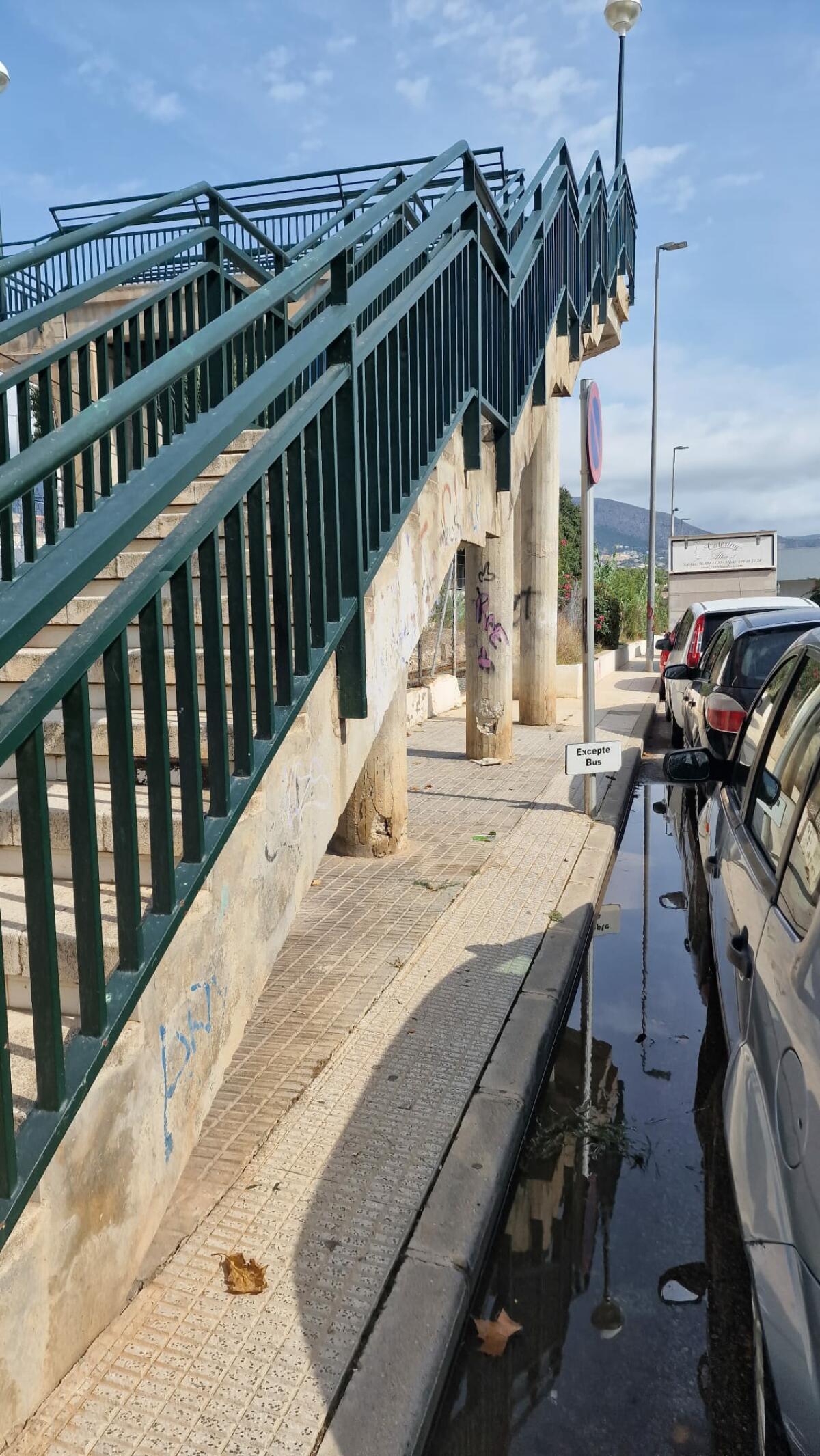 El Partido Popular de Altea alerta del peligro estructural de la pasarela peatonal sobre el ferrocarril entre calle Instituto y Colegio Garganes