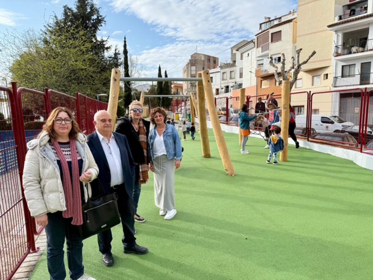 Inaugurada una nueva zona infantil segura de juegos en el parque del Llaurador
