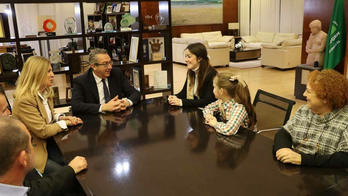 Toni Pérez recibe a las reinas de les Festes Majors Patronals, Valentina Almodóbar y Laia Zamora   