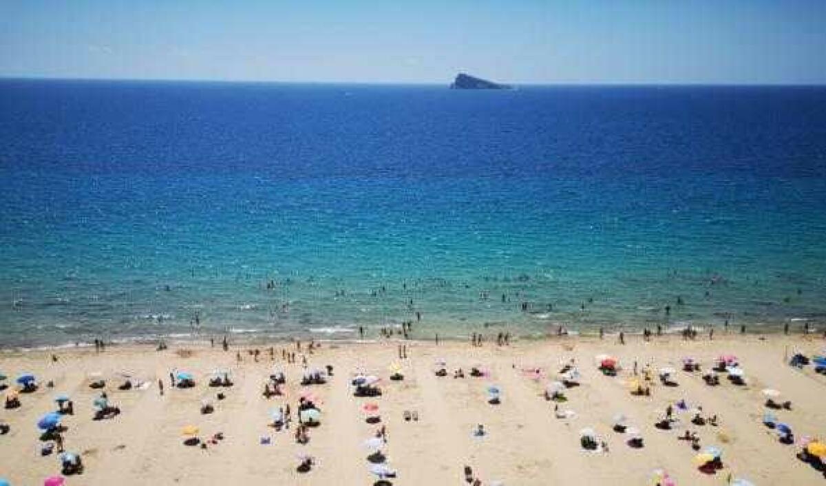 Benidorm prepara sus playas de cara a la reactivación de la movilidad y la actividad turística