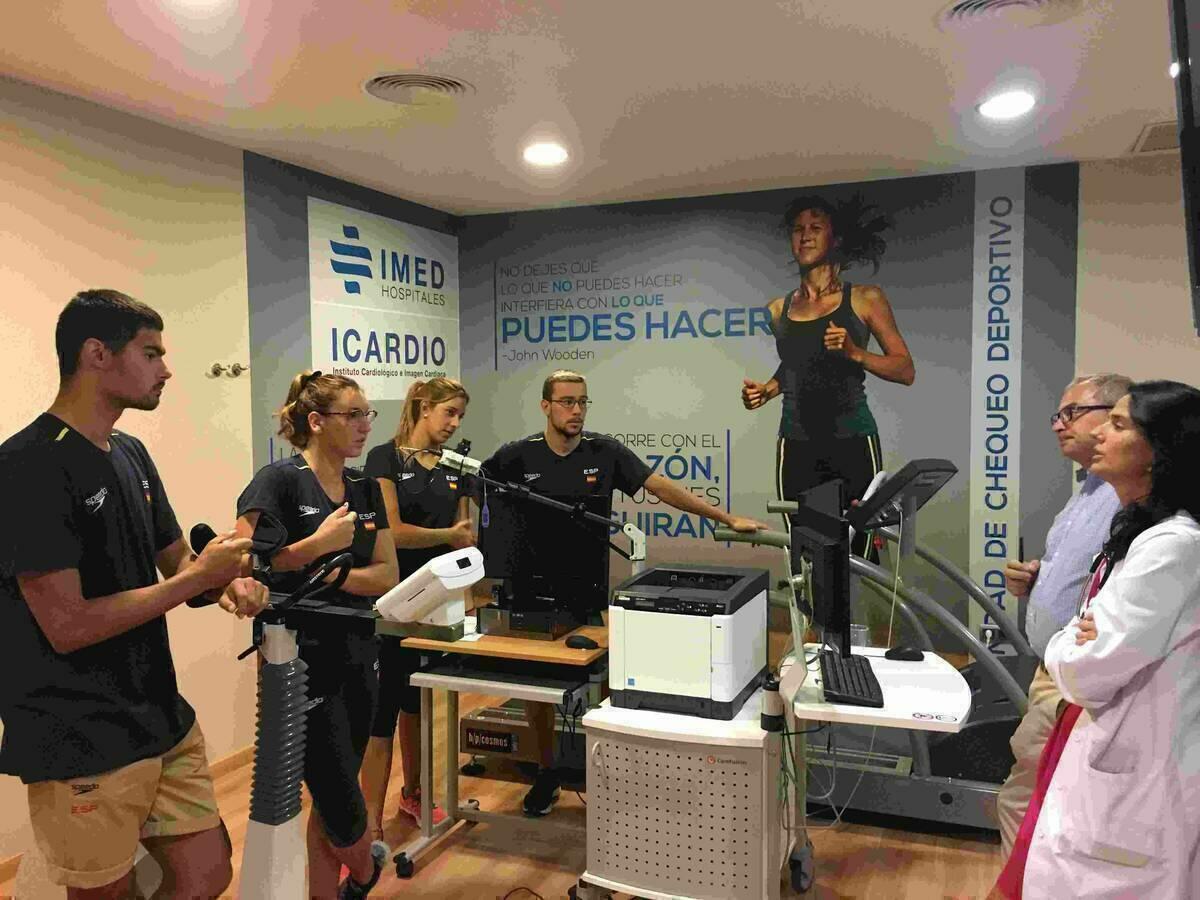 Los componentes del equipo nacional de nataci&oacute;n en aguas abiertas visitan IMED