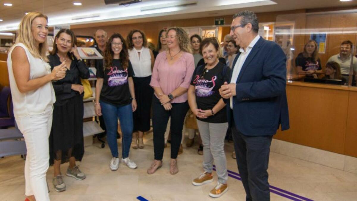 La biblioteca de Benidorm abre su espacio ‘Lazo Rosa’ con bibliografía específica sobre el cáncer de mama