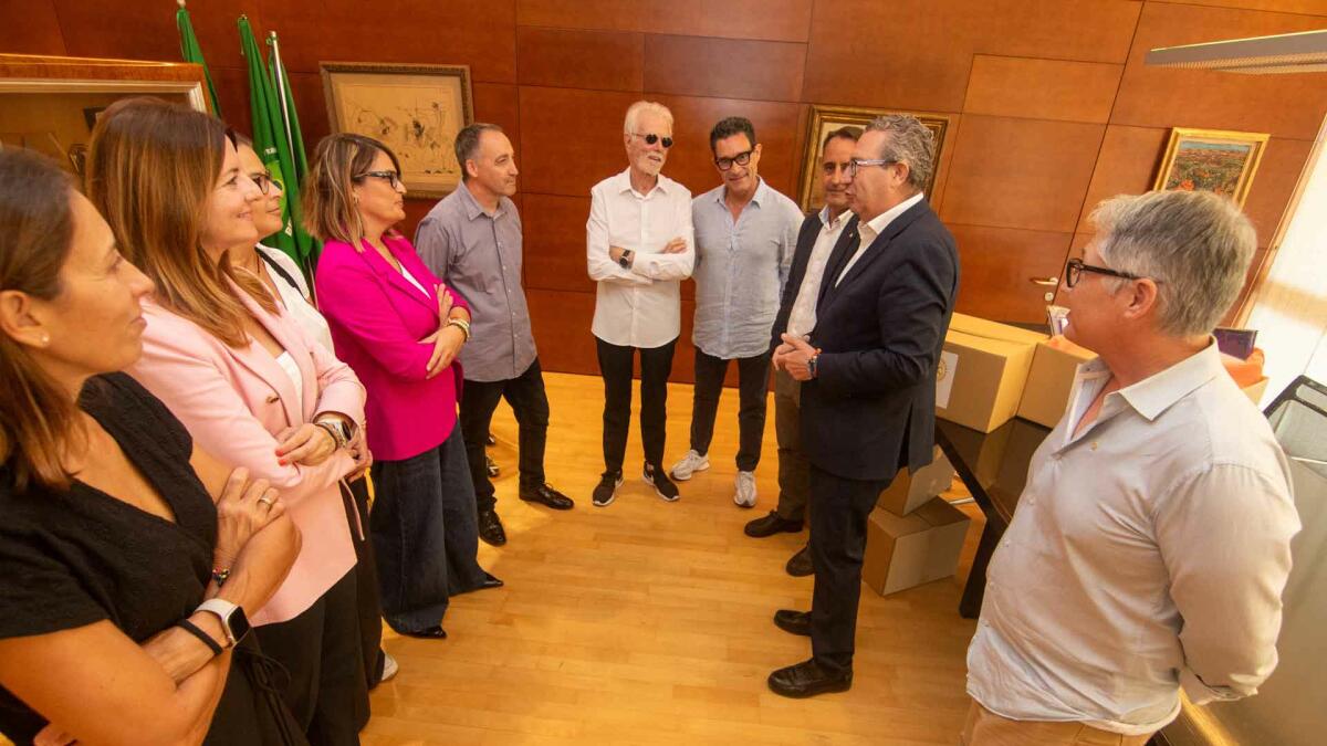 El Rotary Club de Benidorm dona a la Agrupaci&oacute;n local de AMPAS material de papeler&iacute;a para escolares vulnerables