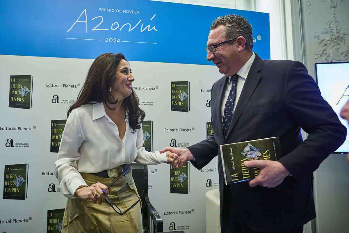 Cristina López Barrio entrelaza el amor y historia de la España de II República en ‘La tierra bajo tus pies’ 