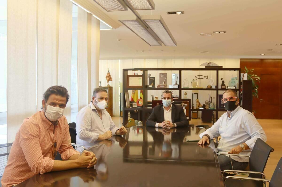 El Rotary Club comparte con el alcalde algunos de los nuevos proyectos previstos en Benidorm.