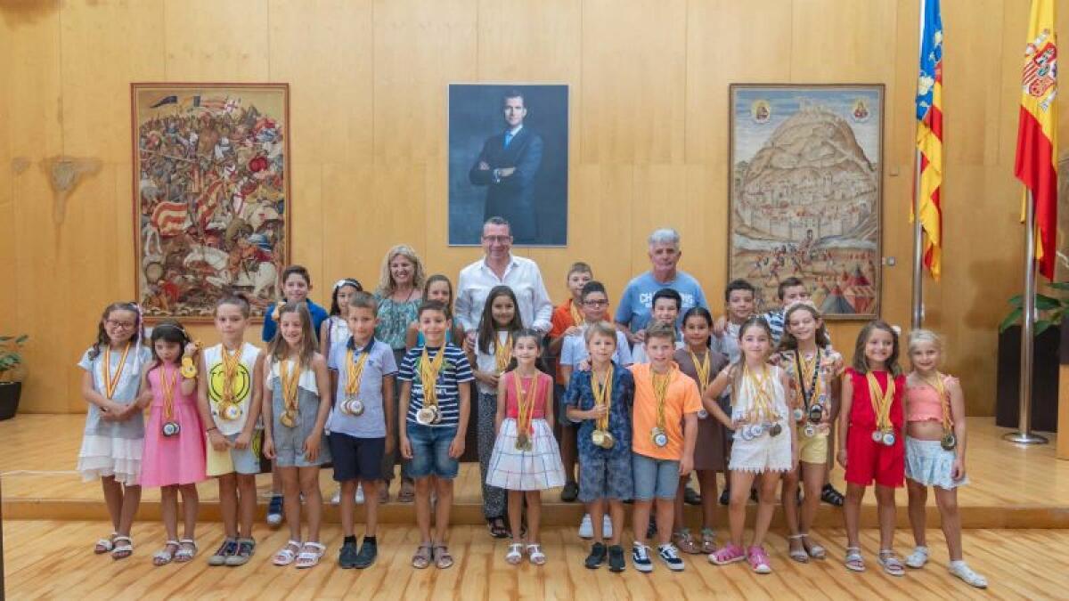 Toni Pérez recibe a los nadadores del CN Natación Benidorm ganadores del campeonato de España Benjamín-Alevín de Salvamento y Socorrismo 