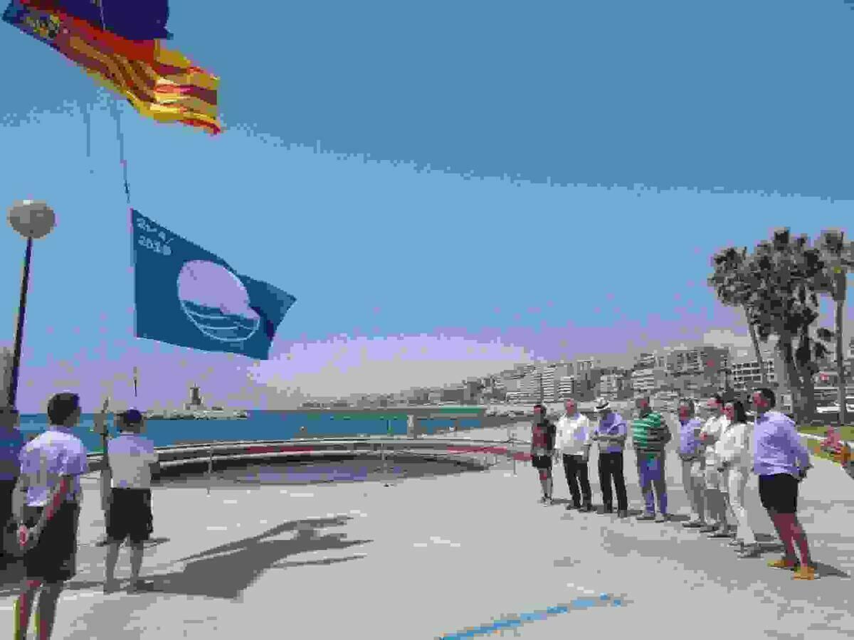 El profesor de la UA, J.A Moya,  iza la Bandera Azul del Club N&aacute;utico de La Vila