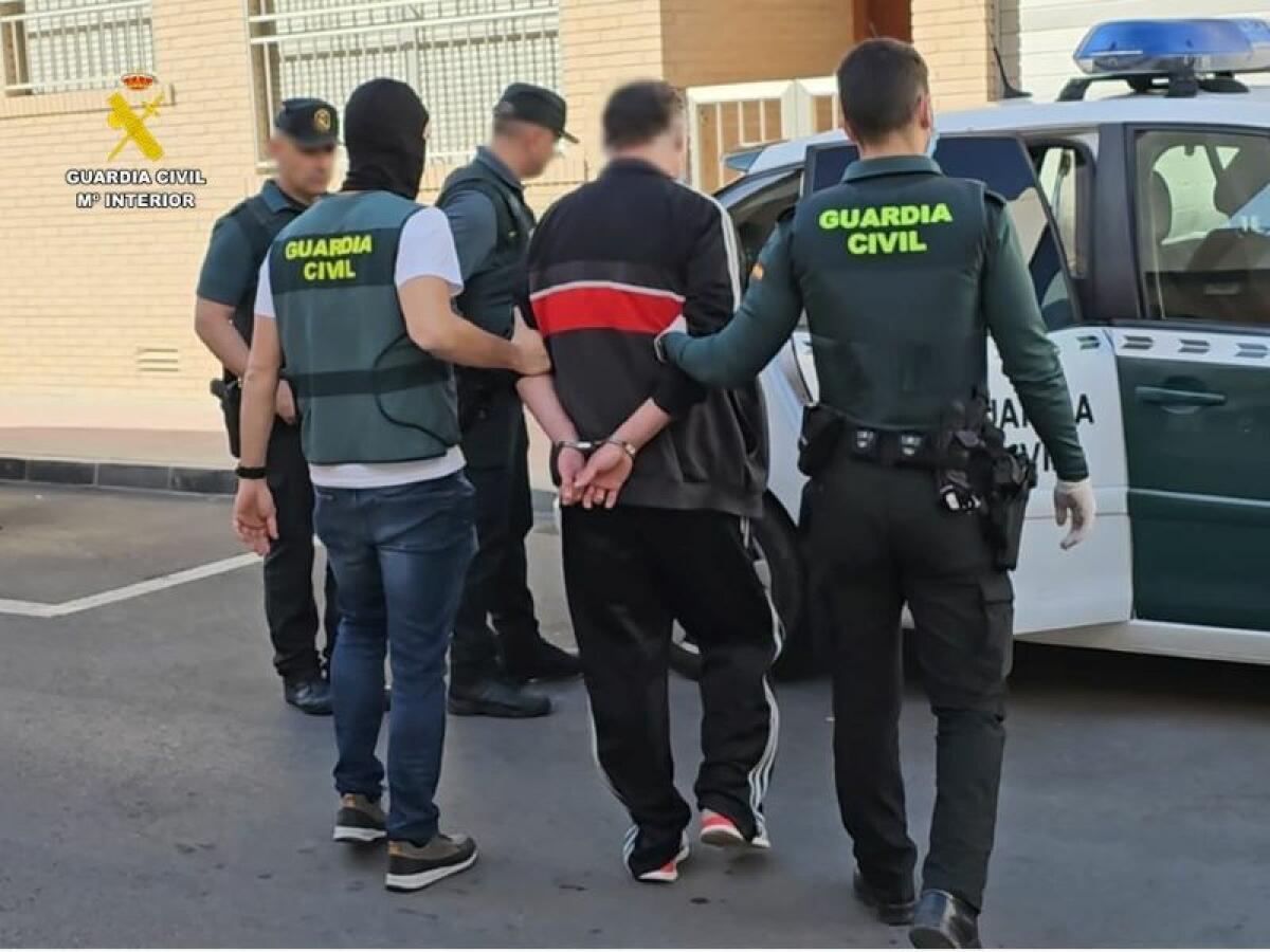 La Guardia Civil ha detenido a tres personas tras desmantelar un 'narcopiso' en Guardamar de Segura 