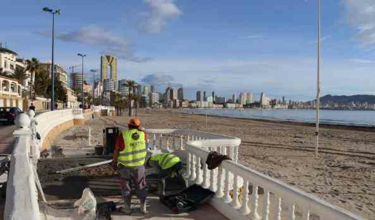 Benidorm aprovecha el confinamiento para actuar en zonas habitualmente muy transitadas.